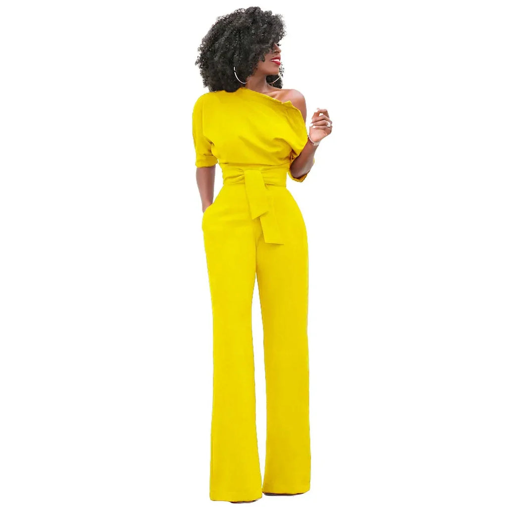 Eleganter Damen-Jumpsuit mit einer freien Schulter und Gürtel