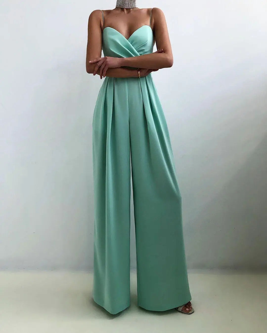 Elegantes Abend-Jumpsuit mit weitem Bein und V-Ausschnitt