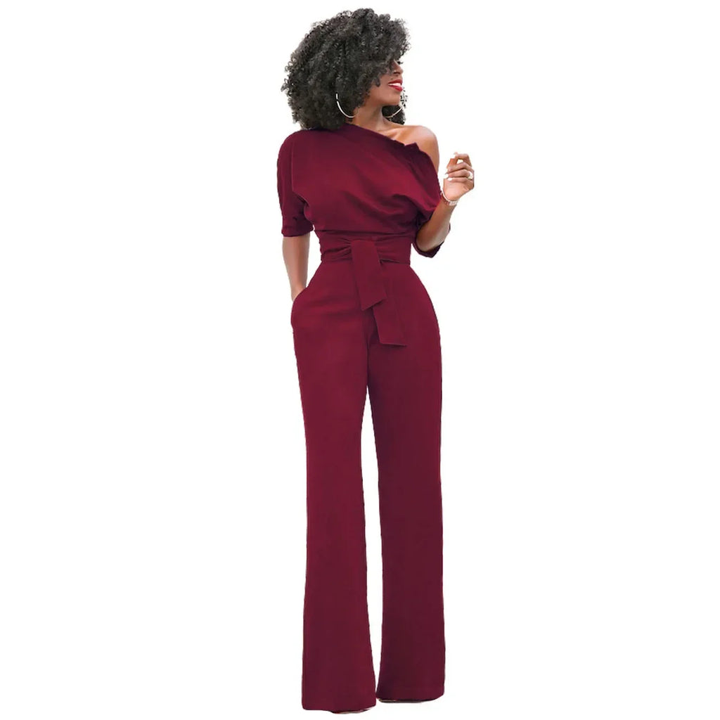 Eleganter Damen-Jumpsuit mit einer freien Schulter und Gürtel