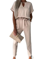 Eleganter Jumpsuit mit Gürtel und V-Ausschnitt