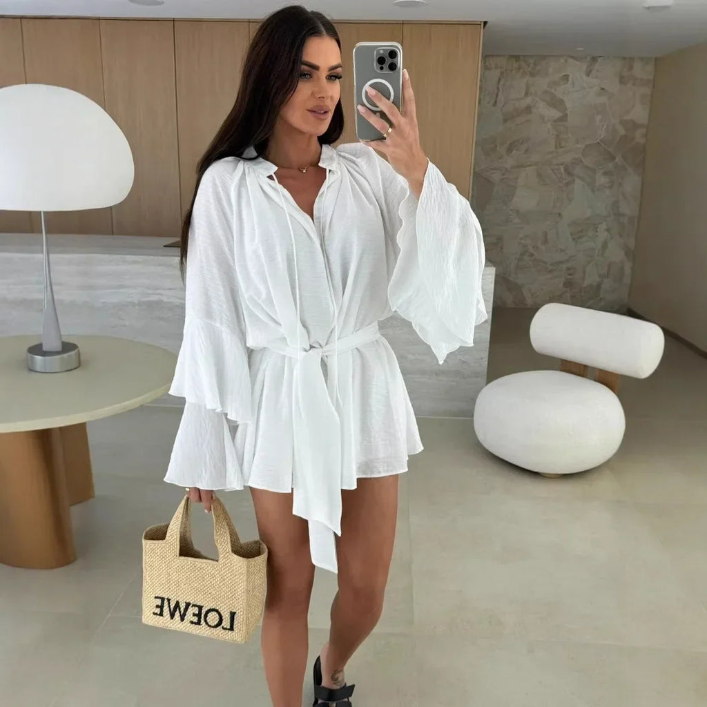 Sommerlicher Hemd-Jumpsuit mit Taillenbindung und weiten Ärmeln