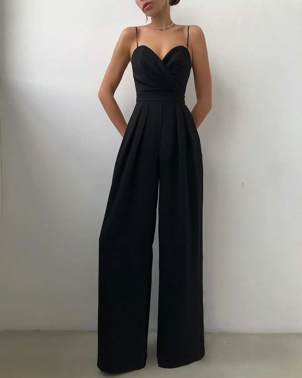 Elegantes Abend-Jumpsuit mit weitem Bein und V-Ausschnitt