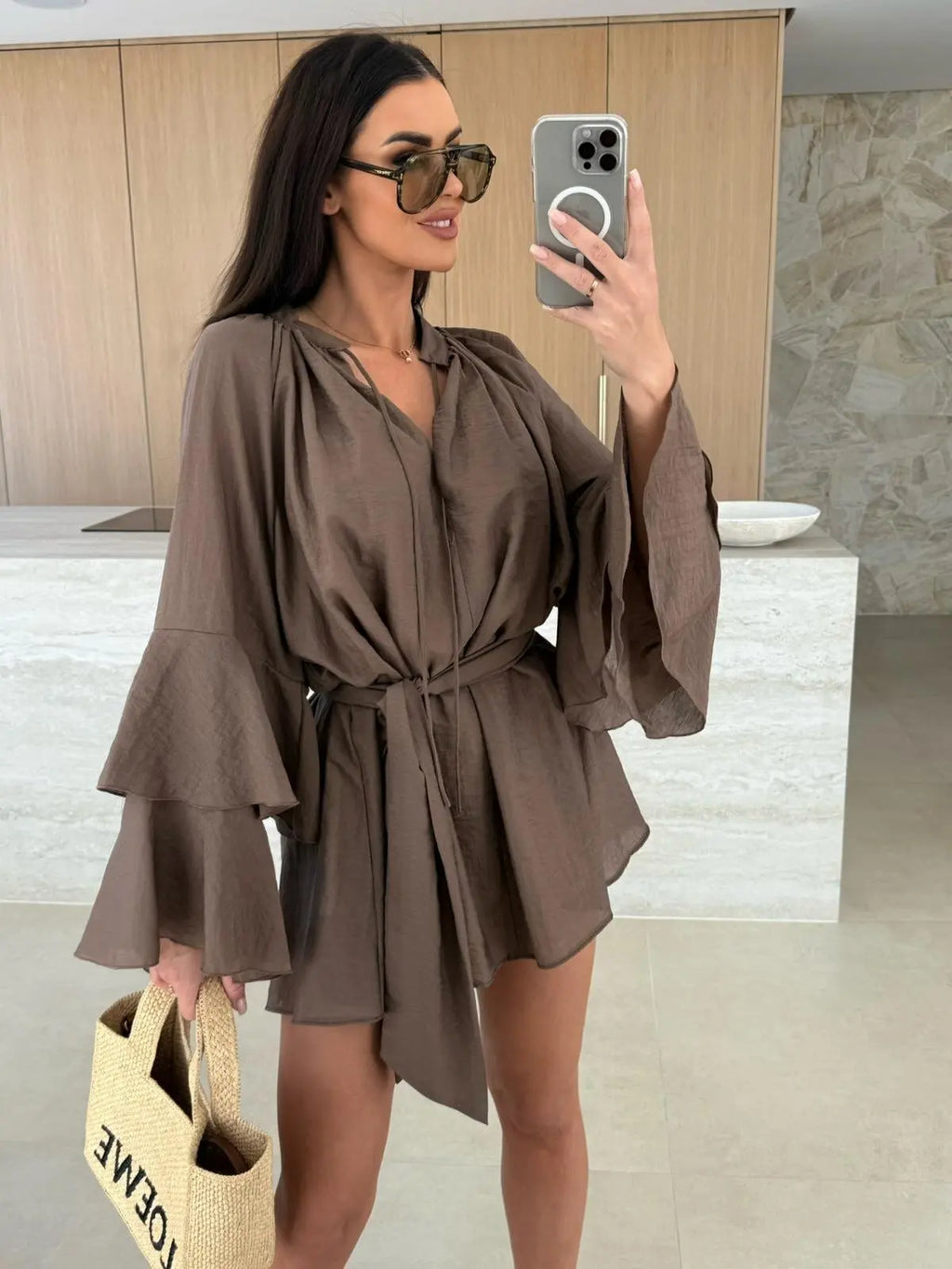 Sommerlicher Hemd-Jumpsuit mit Taillenbindung und weiten Ärmeln