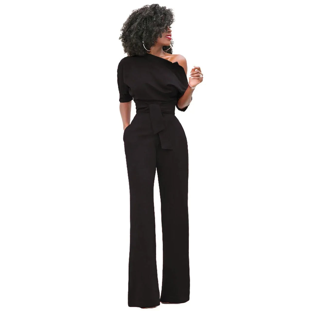 Eleganter Damen-Jumpsuit mit einer freien Schulter und Gürtel