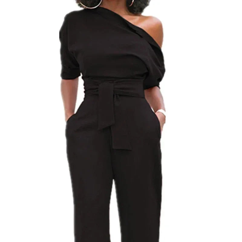 Eleganter Damen-Jumpsuit mit einer freien Schulter und Gürtel
