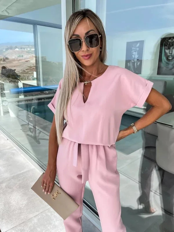Eleganter Jumpsuit mit Gürtel und V-Ausschnitt