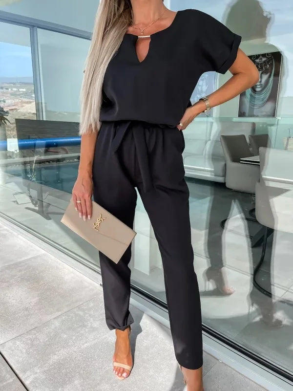 Eleganter Jumpsuit mit Gürtel und V-Ausschnitt